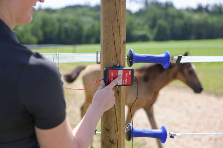 AKO Smart Satellite Zaun- und Batterieprüfer